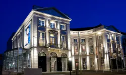 نورپردازی نمای ساختمان ویلایی، تجاری و اداری؛ انواع، نکات و ‏روش ها