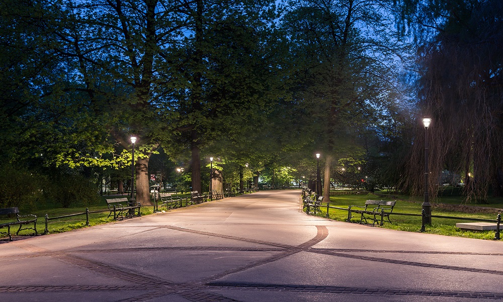 چراغ پارکی و حیاطی پلی کربناتی و اکریلیکی چیست؟ چه ویژگی ‏هایی دارند؟