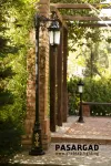 چراغ پارکی شب تاب مدل پاسارگاد + تک شاخه رز سرازیر + پایه ارغوان